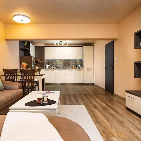 Warm And Spacious 1br - Brownie Appartement