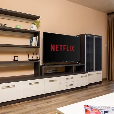 Warm And Spacious 1br - Brownie Appartement