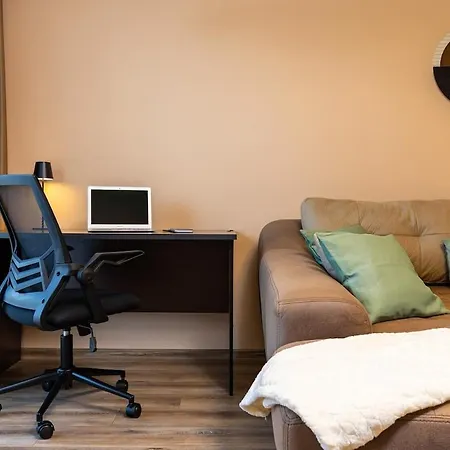 Warm And Spacious 1br - Brownie Apartment