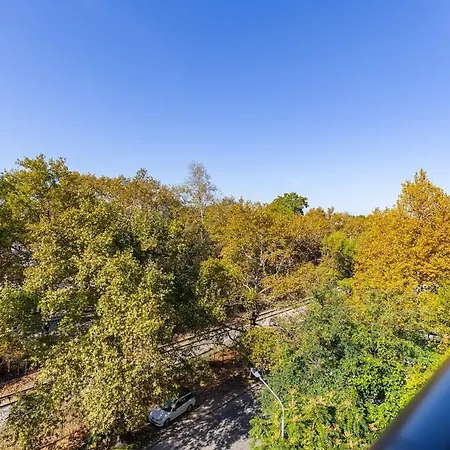 Warm And Spacious 1br - Brownie Apartment